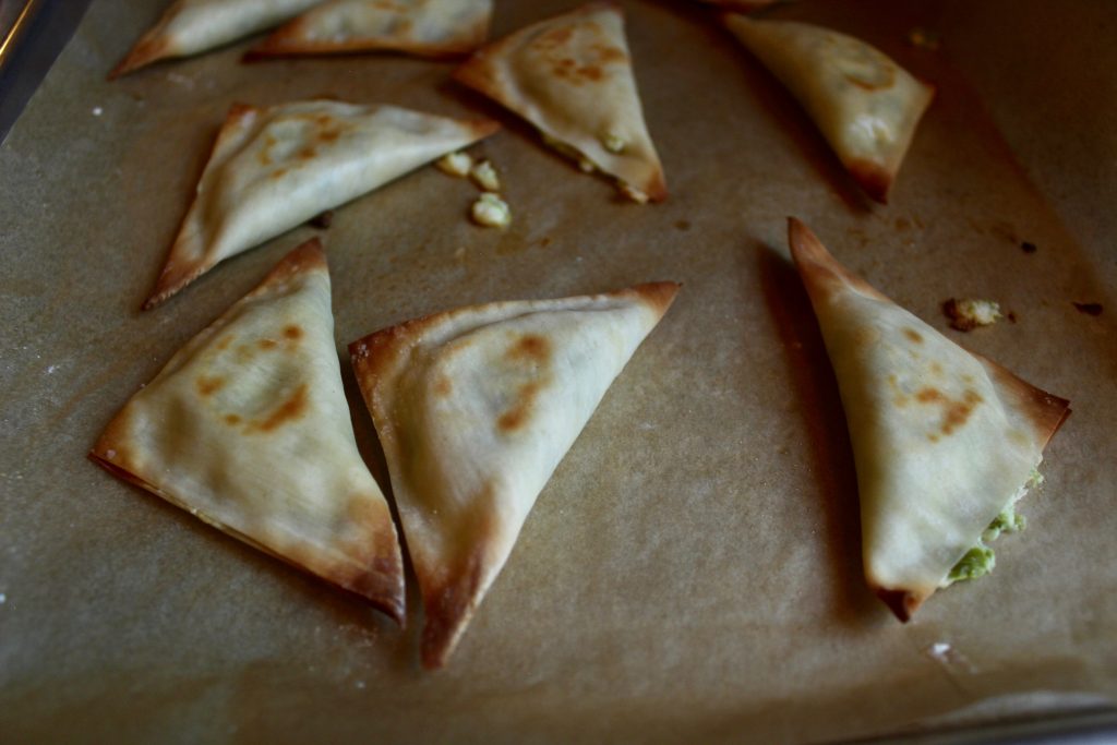 Baked Jalapeño Popper Rangoons With Sour Cream Salsa Dip