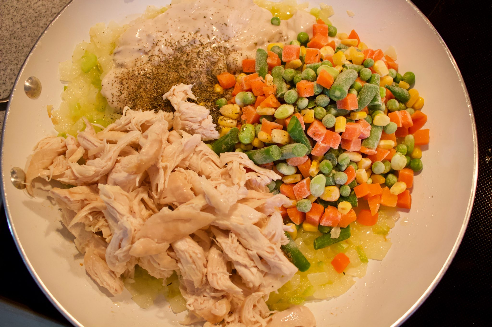 Easy Chicken Pot Pie - The Hungry Lyoness Foog Blog